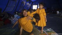 Meski tidak dapat pulang kampung, namun sanak keluarga yang tinggal di Jakarta turut mendatangi tenda pengungsian.