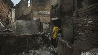 Rumah yang biasa dijadikan tempat berkumpul sanak saudara saat Idul Fitri hangus dilalap si jago merah, pada Minggu (24/4/2022) malam. Menurut ketua RT setempat, Rahmat ada sekitar 115 kepala keluarga yang mengungsi.