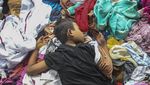 Potret Lebaran di Tenda Pengungsian Korban Kebakaran Pasar Gembrong