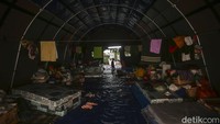 Di tenda-tenda sederhana yang sering bocor akibat hujan, para pengungsi terlihat hangat satu sama lain, saling bercengkrama dan saling menguatkan.