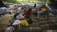 Kini beberapa pengungsi mulai merasakan meriang, meski begitu warga mengatakan pasokan obat-obatan dan bantuan lainnya sudah mencukupi.