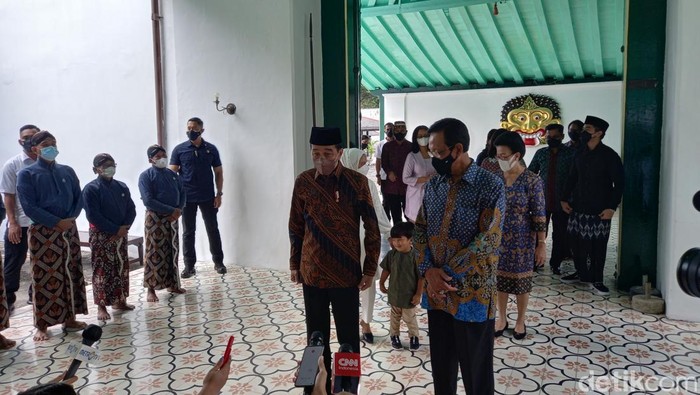 Pertemuan ini digelar usai Jokowi salat Id di Gedung Agung Jogja, Senin (2/5/2022). Jokowi bersama Iriana dan Kaesang silaturahmi dengan Sultan sekeluarga.
