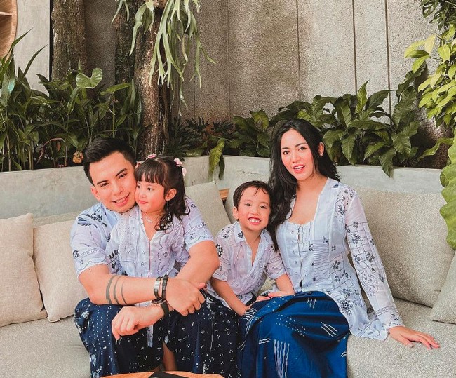 Meski sudah bercerai, Rachel Vennya masih menjalin tali silaturahmi bersama mantan suaminya. Keharmonisan tersebut terlihat di perayaan Idul Fitri hari ini, Senin (2/5/2022). (Foto: Instagram)