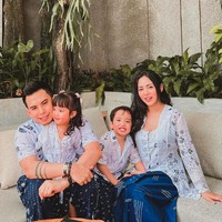 Meski sudah bercerai, Rachel Vennya masih menjalin tali silaturahmi bersama mantan suaminya. Keharmonisan tersebut terlihat di perayaan Idul Fitri hari ini, Senin (2/5/2022). (Foto: Instagram)