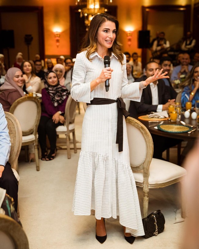 Istri dari Raja Abdullah II dari Yordania tersebut dikenal dengan penampilannya yang cantik dan stylish. Datang dari Timur Tengah, Ratu Rania pun sering berpakaian modest atau tertutup. Foto: Instagram @queenrania