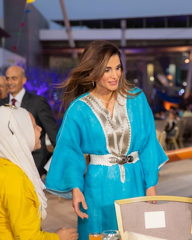 Gaya modest Ratu Rania yang elegan bisa menjadi inspirasi kamu bersilahturahmi Lebaran ke rumah saudara atau teman. Foto: Instagram @queenrania