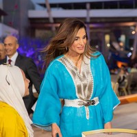 Gaya modest Ratu Rania yang elegan bisa menjadi inspirasi kamu bersilahturahmi Lebaran ke rumah saudara atau teman. Foto: Instagram @queenrania