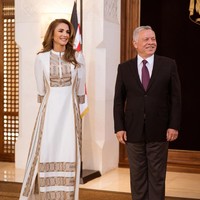 Ratu Rania dari Yordania sering mengenakan terusan panjang serupa gamis bermotif. Penampilannya semakin elegan dengan potongan busana yang menunjang bentuk tubuhnya. Foto: Instagram @queenrania