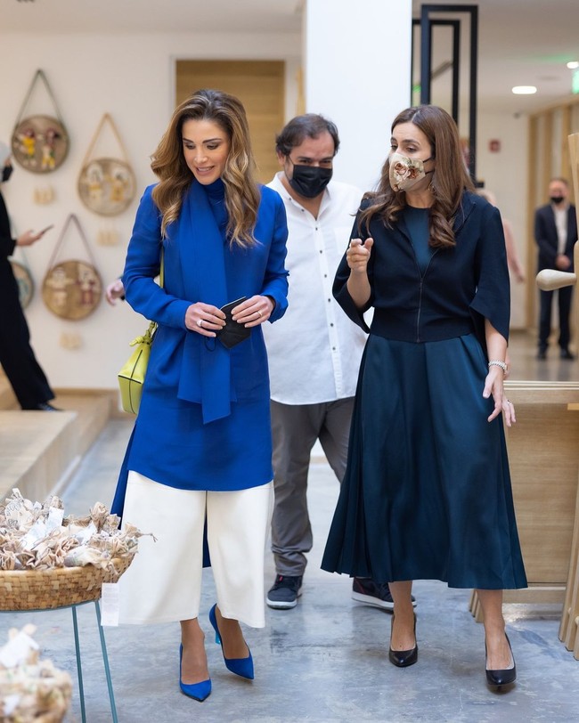 Kamu bisa memadukan blus panjang dengan celana seperti penampilan berikut. Perpaduan warna biru dan putih yang sederhana terlihat segar sekaligus elegan. Foto: Instagram @queenrania