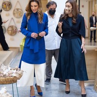 Kamu bisa memadukan blus panjang dengan celana seperti penampilan berikut. Perpaduan warna biru dan putih yang sederhana terlihat segar sekaligus elegan. Foto: Instagram @queenrania