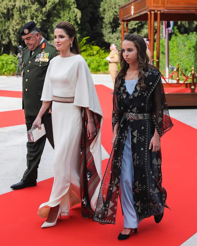 Ingin tampil kompak tapi tidak sama persis dengan anak perempuan? Kamu bisa mencontek gaya ibu dan anak ini untuk silahturahmi Lebaran.Foto: Instagram @queenrania