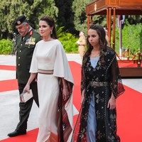 Ingin tampil kompak tapi tidak sama persis dengan anak perempuan? Kamu bisa mencontek gaya ibu dan anak ini untuk silahturahmi Lebaran.Foto: Instagram @queenrania