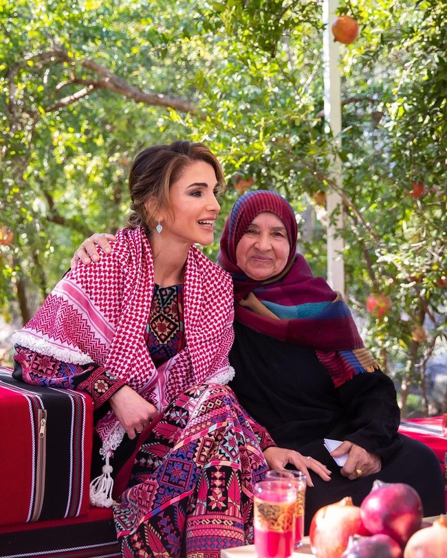 Tak perlu takut memadukan outfit bermotif. Gaya wanita 52 tahun ini dapat dijadikan inspirasi. Untuk tampil unik, kamu dapat menjadi keffiyeh sebagai selendang seperti berikut.Foto: Instagram @queenrania