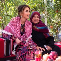 Tak perlu takut memadukan outfit bermotif. Gaya wanita 52 tahun ini dapat dijadikan inspirasi. Untuk tampil unik, kamu dapat menjadi keffiyeh sebagai selendang seperti berikut.Foto: Instagram @queenrania