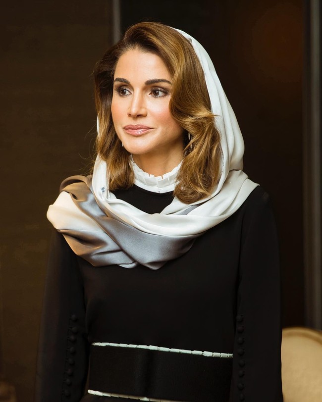 Hari Raya tahun ini silaturahmi Lebaran sudah bisa dilakukan lebih leluasa. Kamu yang butuh inspirasi gaya busana modest yang elegan mungkin bisa melirik penampilan Ratu Rania dari Yordania.Foto: Instagram @queenrania