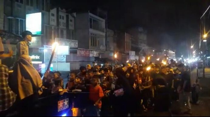Remaja di Medan melakukan pawai obor keliling sambut Idul Fitri.