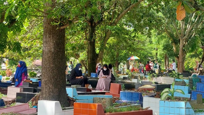 Masyarakat di Pekanbaru, Riau beramai-ramai ziarah kubur di hari pertama lebaran.