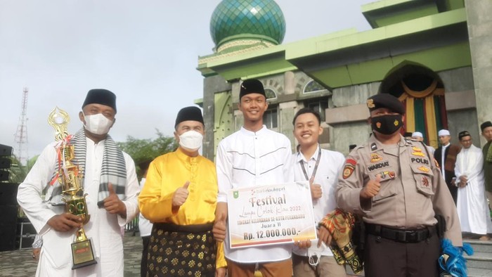 Gubernur Riau Syamsuar dan warga
