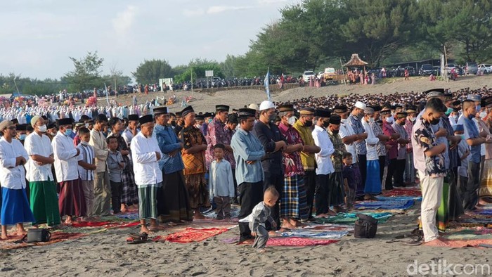 Ribuan orang menggelar salat Id di Gumuk Pasir Parangkusumo, Parangtritis, Kretek, Bantul, Senin (2/5/2022).