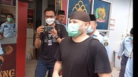 Meski memakai masker tapi senyuman Ridho Rhoma yang bebas hari ini terlihat dari matanya yang berbinar. Foto: Muhammad Ahsan/detikHOT