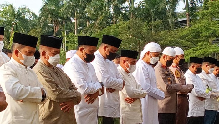 Gubernur Sumut Edy Rahmayadi dan Wali Kota Medan Bobby Afif Nasution melaksanakan salat Idul Fitri 1443 H 2022 bersama di Lapangan Merdeka.