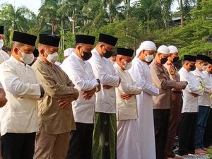 Gubsu Edy dan Bobby Nasution Salat Id Bersama di Medan