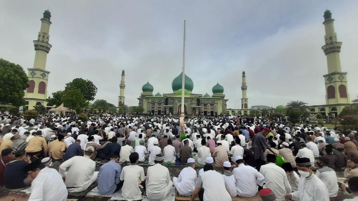 Ribuan jemaah memenuhi Masjid Raya An Nur hingga pelataran.