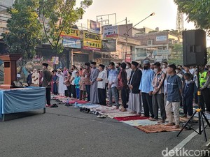 Potret Warga Bandung Khidmat Tunaikan Salat Id di Tengah Jalan