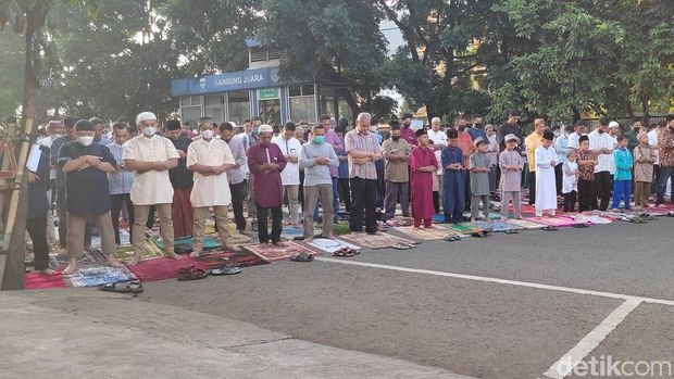 Salat Id di Jalan Jakarta, Kota Bandung.
