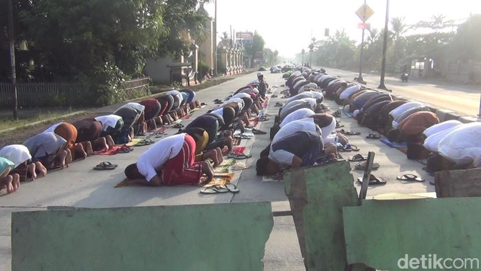Salat Id di Jalur Pantura.
