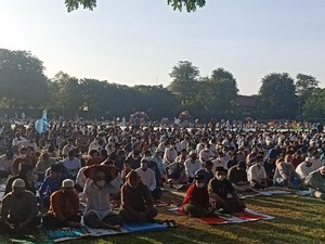 Intan Semringah Salat Id Bersama 4.000 Jemaah di Lapangan Lumintang