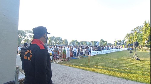 Pecalang amankan pelaksanaan salat id di Lapangan Pegok, Kelurahan Sesetan, Kecamatan Denpasar Selatan, Kota Denpasar.