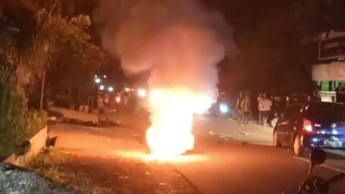 Satu unit motorVespa terbakar usai tabrakan adu banteng dengan mobil di Cianjur