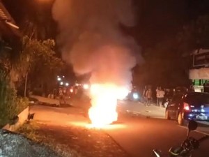 Vespa Hangus Terbakar Usai Tabrak Adu Banteng Mobil di Cianjur