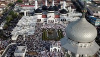 Mayoritas umat Islam di seluruh Indonesia merayakan hari raya Idul Fitri sesuai dengan jadwal yang ditetapkan Pemerintah. ANTARA FOTO/Syifa Yulinnas  