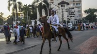 Warga menggunakan kuda menuju lokasi ibadah Shalat Idul Fitri 1 Syawal 1443 Hijriah di Jatinegara, Jakarta, Senin (2/5/2022). ANTARA FOTO/Galih Pradipta  
