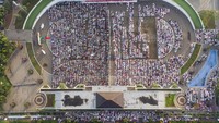Foto udara ribuan umat islam melaksanakan shalat Idul Fitri 1443 H di Lapangan Karangpawitan, Karawang, Jawa Barat, Senin (2/5/2022). Umat islam melaksanakan shalat Idul Fitri 1 Syawal 1443 Hijriah secara serentak berdasarkan sidang isbat yang menetapkan Hari Raya Idul Fitri 1443 Hijriah pada tanggal 2 Mei 2022. ANTARA FOTO/M Ibnu Chazar  