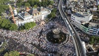 Ribuan umat islam di kota Palembang melaksanakan salat Idul Fitri 1443 H di Bundaran Air Mancur (BAM) Masjid Agung Sultan Mahmud Badaruddin Jayo Wikramo Palembang, Sumatera Selatan, Senin (2/5/2022). Ribuan warga kota Palembang melaksanakan Shalat Idul Fitri 1443 H di kawasan Masjid Agung Sultan Mahmud Badaruddin Jayo Wikramo hingga ke atas jembatan Ampera Palembang, setelah dua tahun tidak diperbolehkan melaksanakan shalat ied di kawasan tersebut. ANTARA FOTO/Nova Wahyudi  