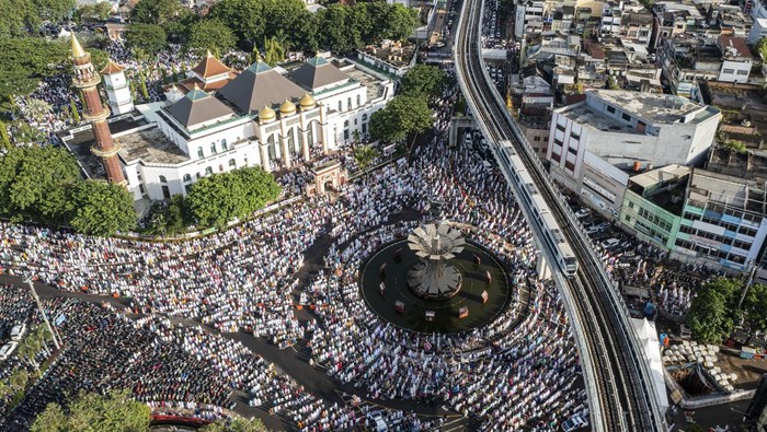 Semarak Salat Idul Fitri di Berbagai Daerah
