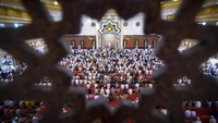 Ribuan umat Islam mendengarkan kutbah usai melaksanakan Shalat Idul Fitri 1443 H di Masjid Hubbul Wathan Islamic Center NTB di Mataram, NTB, Senin (2/5/2022). Seluruh umat Islam di NTB serentak melaksanakan Shalat Idul Fitri yang dipusatkan di sejumlah masjid dan lapangan terbuka.ANTARA FOTO/Ahmad Subaidi  