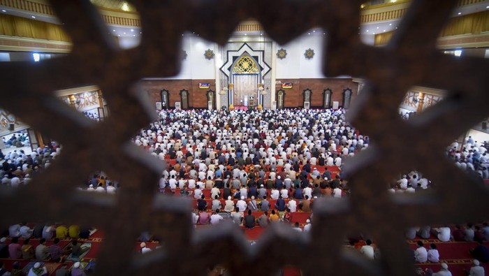 Semarak Salat Idul Fitri di Berbagai Daerah