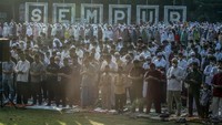 Sejumlah umat Islam melaksanakan ibadah shalat Idul Fitri 1443 H di Lapangan Sempur, Kota Bogor, Jawa Barat, Selasa (2/5/2022). Lapangan Sempur menjadi titik utama untuk menunaikan ibadah Shalat Idul Fitri yang diselenggarakan langsung oleh Pemkot Bogor. ANTARA FOTO/Yulius Satria Wijaya  