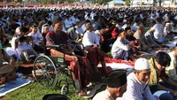 Umat Islam berada di atas kursi roda untuk menjalankan Shalat Idul Fitri di Lapangan Sorumba, Ranomeeto, Konawe Selatan, Sulawesi Tenggara, Senin (2/5/2022). Pemerintah RI menetapkan 1 Syawal 1443 Hijiriah jatuh pada Senin (2/5/2022) berdasarkan sidang isbat. ANTARA FOTO/Jojon  