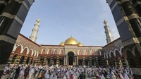 Sejumlah umat Islam mendengarkan ceramah usai shalat Idul Fitri di Masjid Kubah Emas Dian Al-Mahri, Limo, Depok, Jawa Barat, Senin (2/5/2022). ANTARA FOTO/Asprilla Dwi Adha  