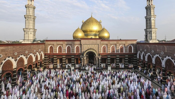Semarak Salat Idul Fitri di Berbagai Daerah