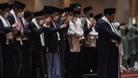 Wakil Presiden Maruf Amin (ketiga kiri) menunaikan shalat Idul Fitri 1443 H di Masjid Istiqlal, Jakarta Pusat, Senin (2/5/2022). ANTARA FOTO/Sigid Kurniawan  