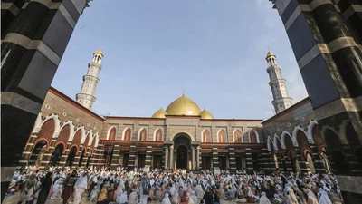 Semarak Salat Idul Fitri di Berbagai Daerah