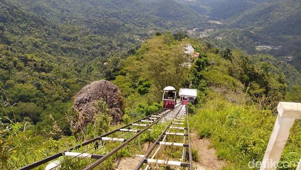 Sensasi naik lift 100 meter di wahana Tumpeng Ayu di resto Tumpeng Menoreh, Magelang.
