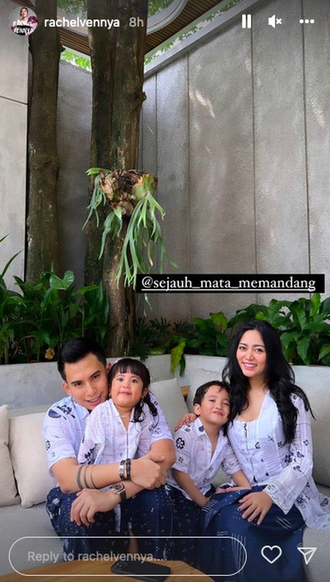 Seragam bernuansa biru-putih dari jenama Sejauh Mata Memandang menjadi pilihan mereka. Batik dengan motif kontemporer menghiasi busana keluarga Rachel Vennya. (Foto: Instagram/@rachelvennya_