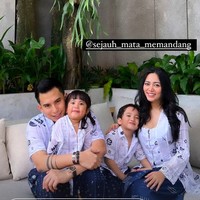 Seragam bernuansa biru-putih dari jenama Sejauh Mata Memandang menjadi pilihan mereka. Batik dengan motif kontemporer menghiasi busana keluarga Rachel Vennya. (Foto: Instagram/@rachelvennya_